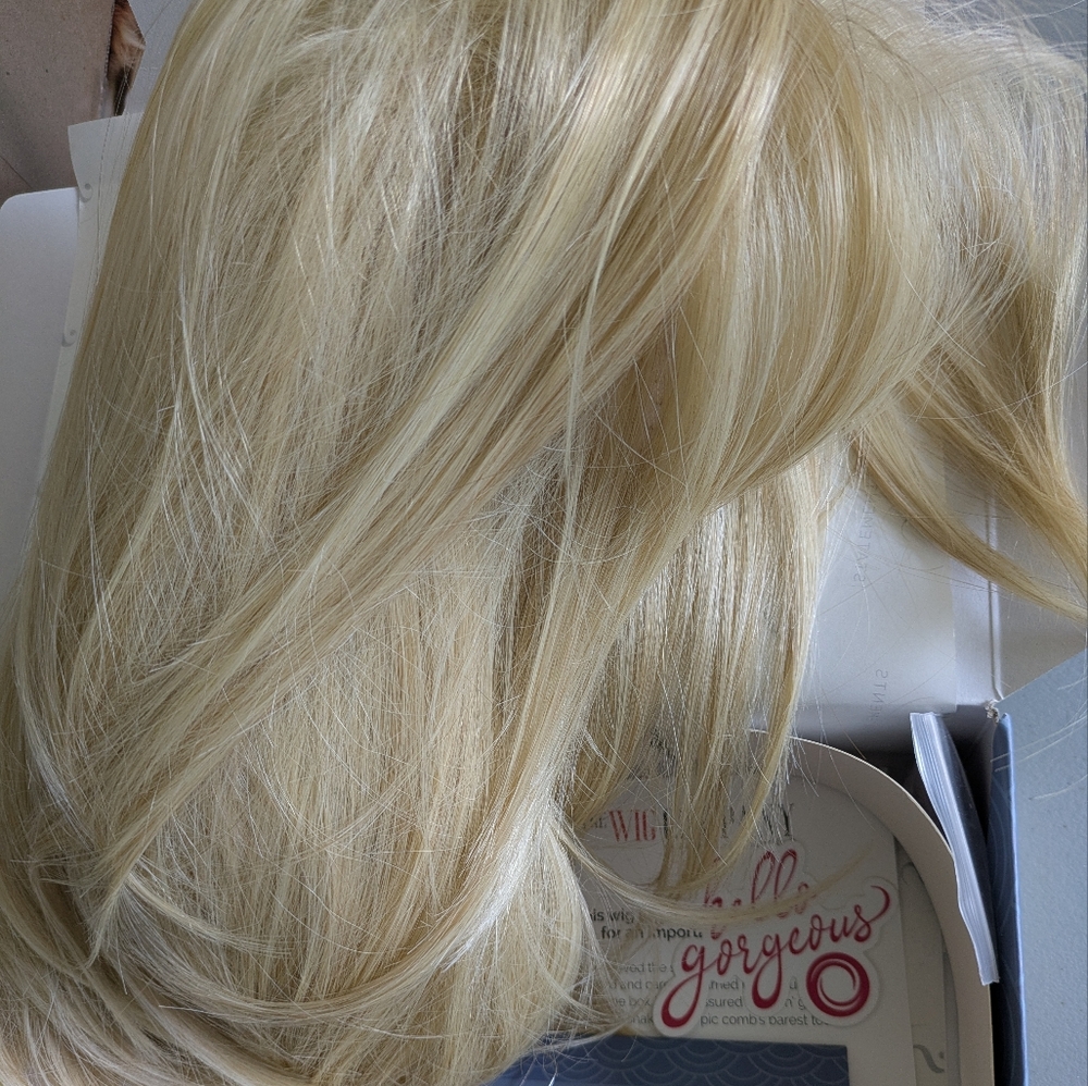 TWC "Summer Heat" Wig - F26/613 BRIGHT TO SOFT BLONDE NATURAL BLEND / AVERAGE